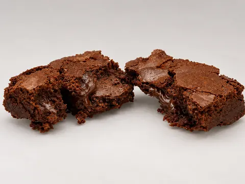 Brownicotella cortado, com o recheio de Nutella no meio da massa